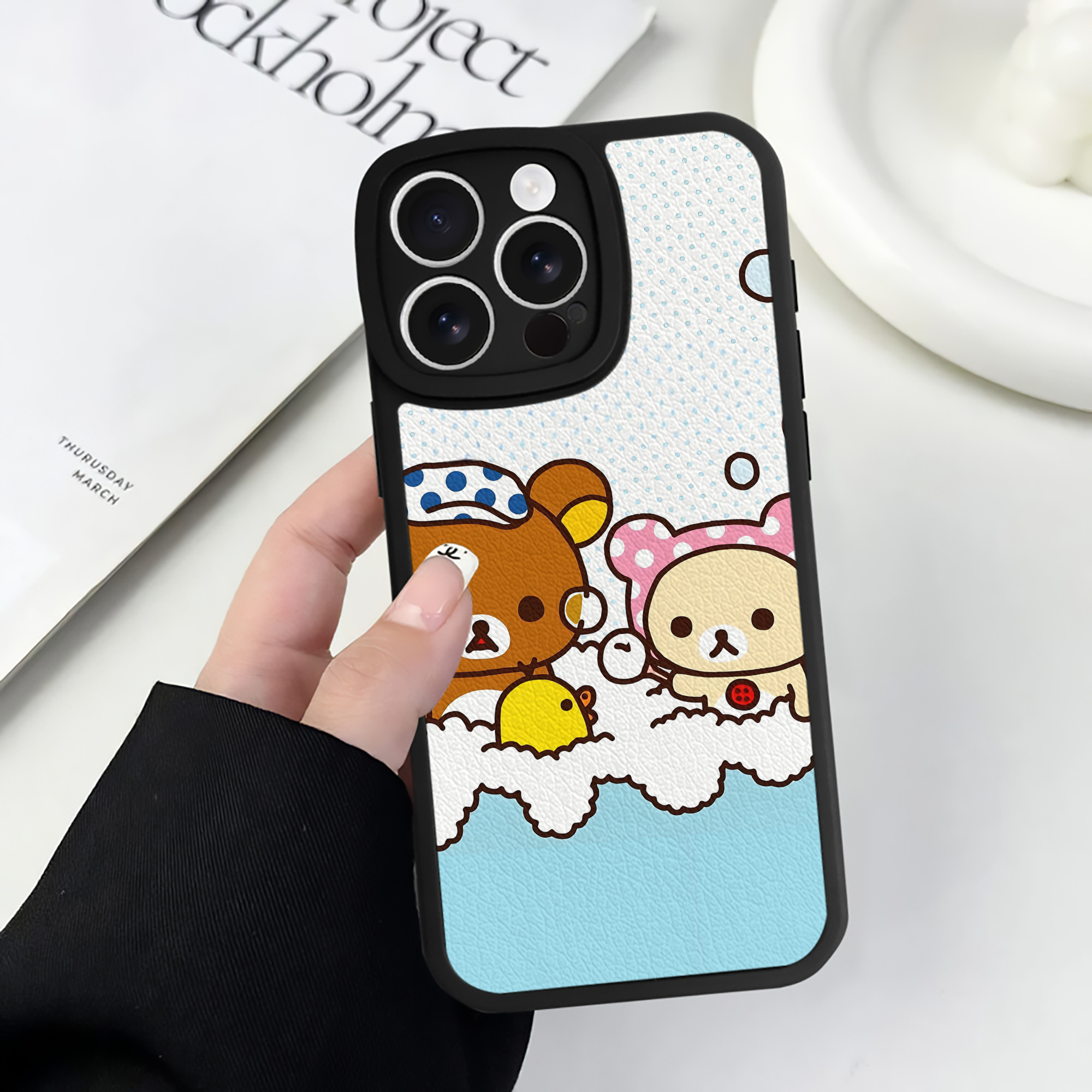 （画像用） リラックマ リラックマ キイロイトリ Rilakkuma Korilakkuma Kiiroitori 【iPhone 16シリーズ対応】シリコンスマホケース（レザー調） 材質：シリコン